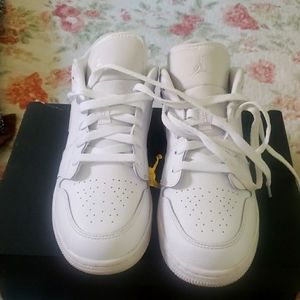 Air Jordan 6.5Y white low top